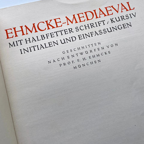 Ehmcke-Mediaeval mit Halbfetter Schrift, Kursiv Initialen und Einfassungen