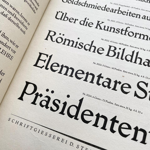 Ehmcke-Mediaeval mit Halbfetter Schrift, Kursiv Initialen und Einfassungen