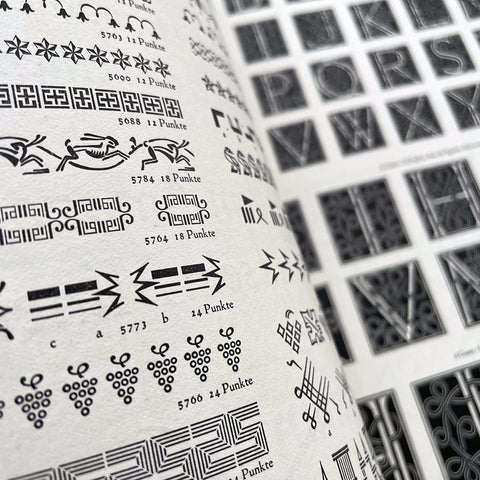 Ehmcke-Mediaeval mit Halbfetter Schrift, Kursiv Initialen und Einfassungen