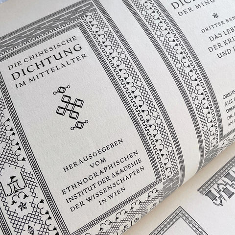 Ehmcke-Mediaeval mit Halbfetter Schrift, Kursiv Initialen und Einfassungen