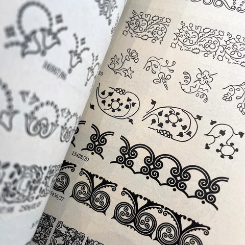 Ränder und Zierstücke (Borders and Ornaments)